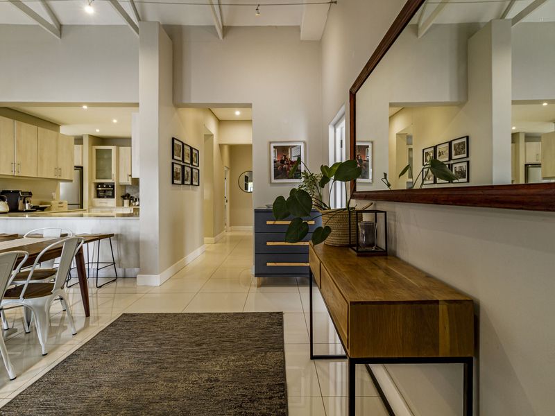 Immaculate,move-in ready home in exclusive estate - Photo 5