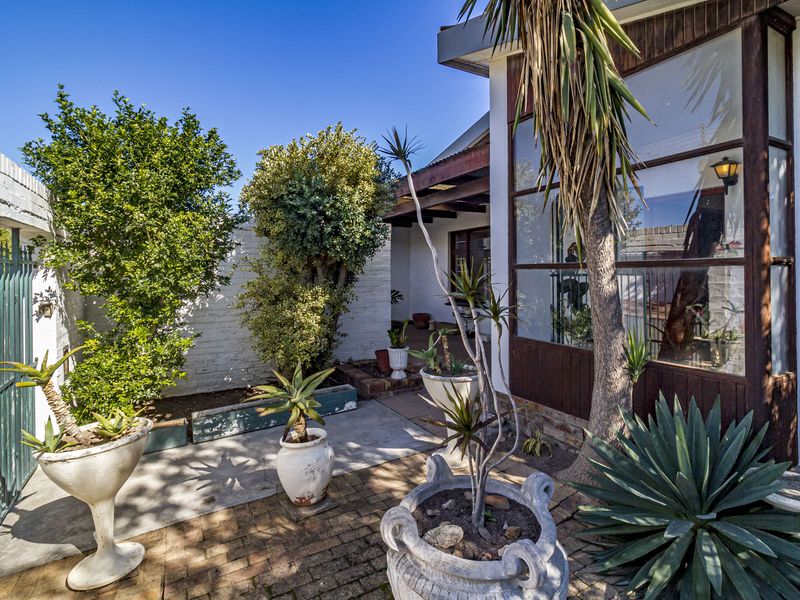 SPACE, CHARM & PRIME LOCATION IN LOCHNERHOF, STRAND - Photo 2