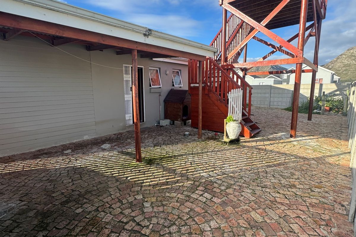 Exclusive Mandate – Comfortable Coastal Living with Mountain Views in Fountainhill, Gansbaai - Photo 3