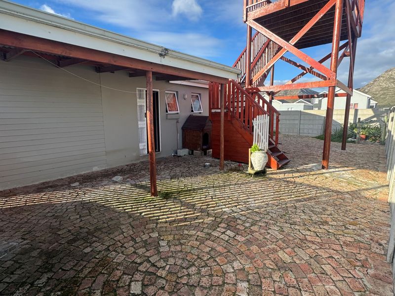 Exclusive Mandate – Comfortable Coastal Living with Mountain Views in Fountainhill, Gansbaai - Photo 3
