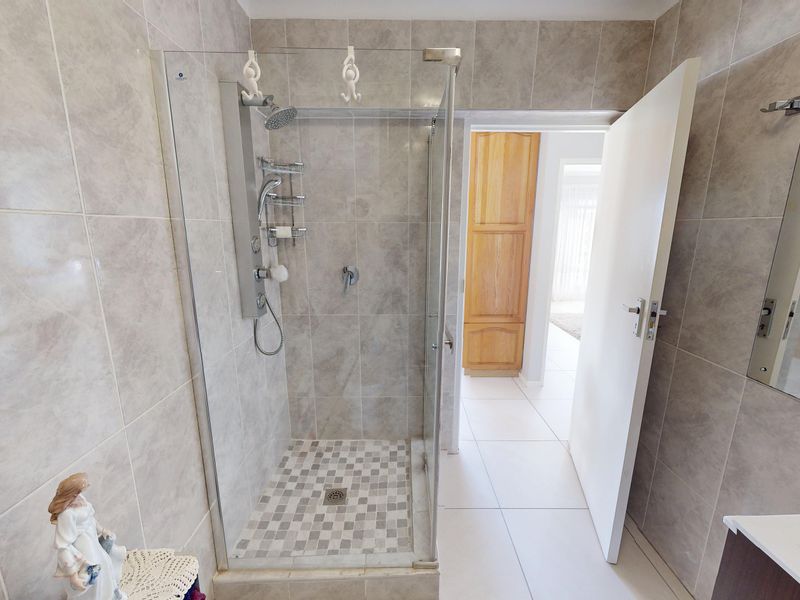 Immaculate 2 Bedroom Apartment Close To Strand Beach - Photo 10