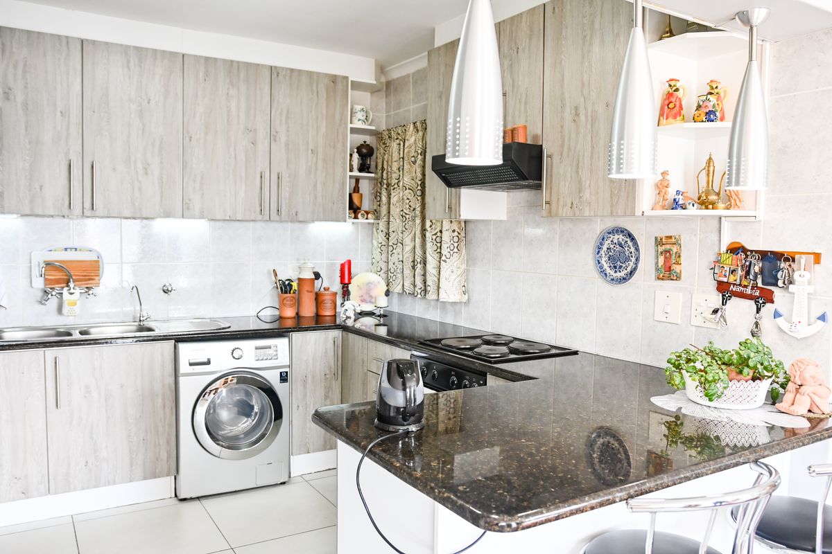 Immaculate 2 Bedroom Apartment Close To Strand Beach - Photo 3