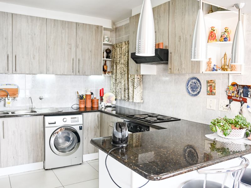 Immaculate 2 Bedroom Apartment Close To Strand Beach - Photo 3