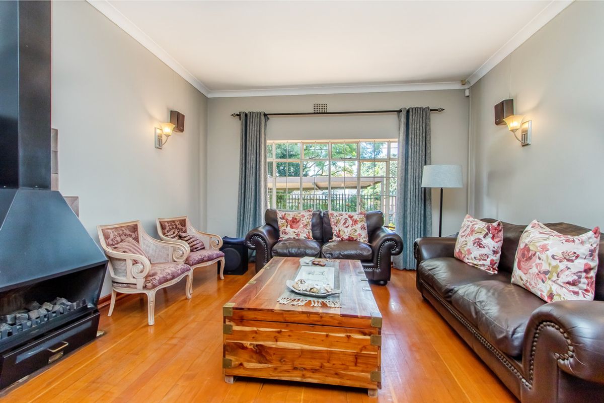 Warmth, Space & Versatile Living in One of Linden’s Finest Streets - Photo 5