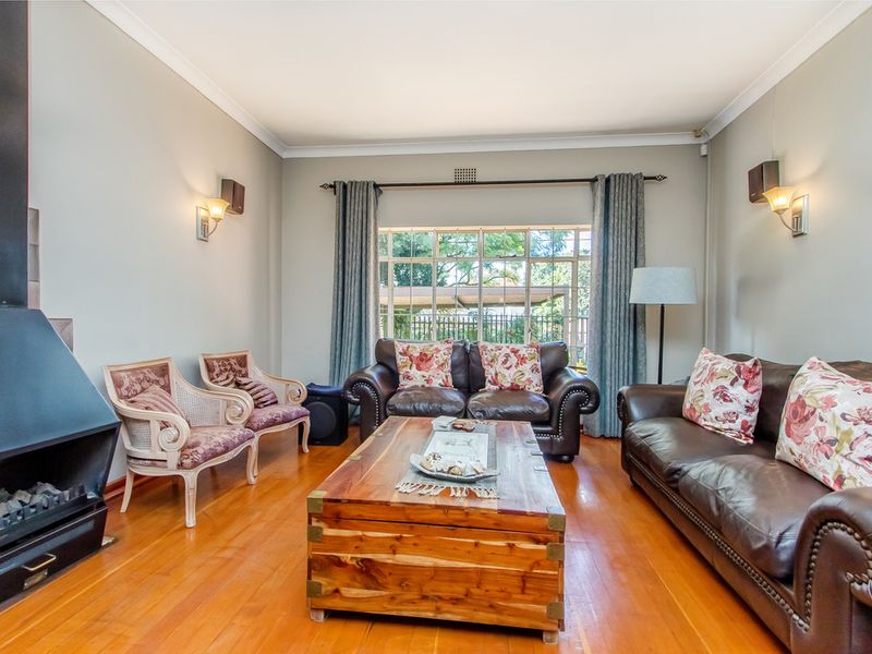 Warmth, Space & Versatile Living in One of Linden’s Finest Streets - Photo 5