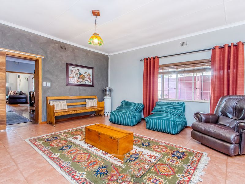 Warmth, Space & Versatile Living in One of Linden’s Finest Streets - Photo 10