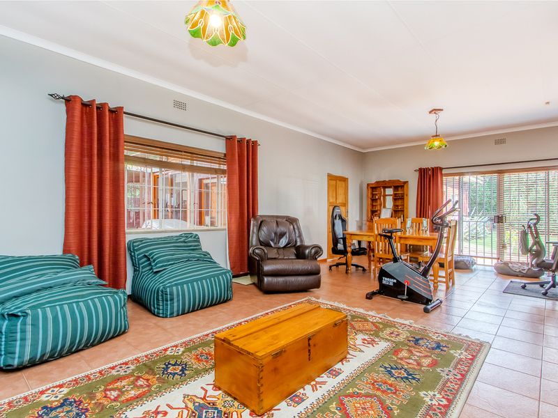 Warmth, Space & Versatile Living in One of Linden’s Finest Streets - Photo 9