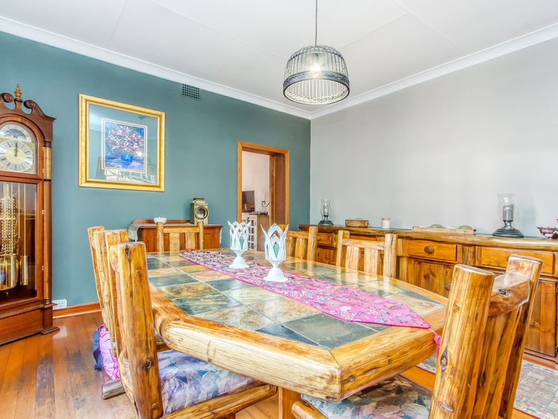 Warmth, Space & Versatile Living in One of Linden’s Finest Streets - Photo 8