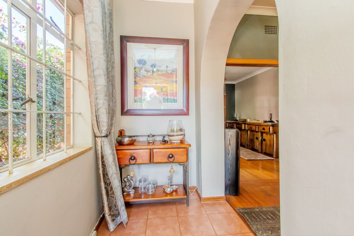 Warmth, Space & Versatile Living in One of Linden’s Finest Streets - Photo 3