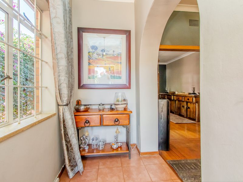 Warmth, Space & Versatile Living in One of Linden’s Finest Streets - Photo 3
