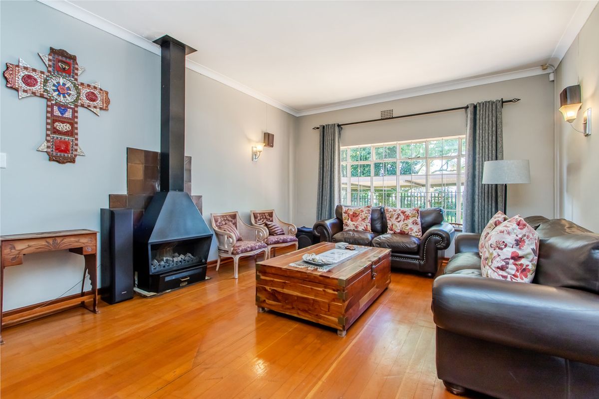 Warmth, Space & Versatile Living in One of Linden’s Finest Streets - Photo 4