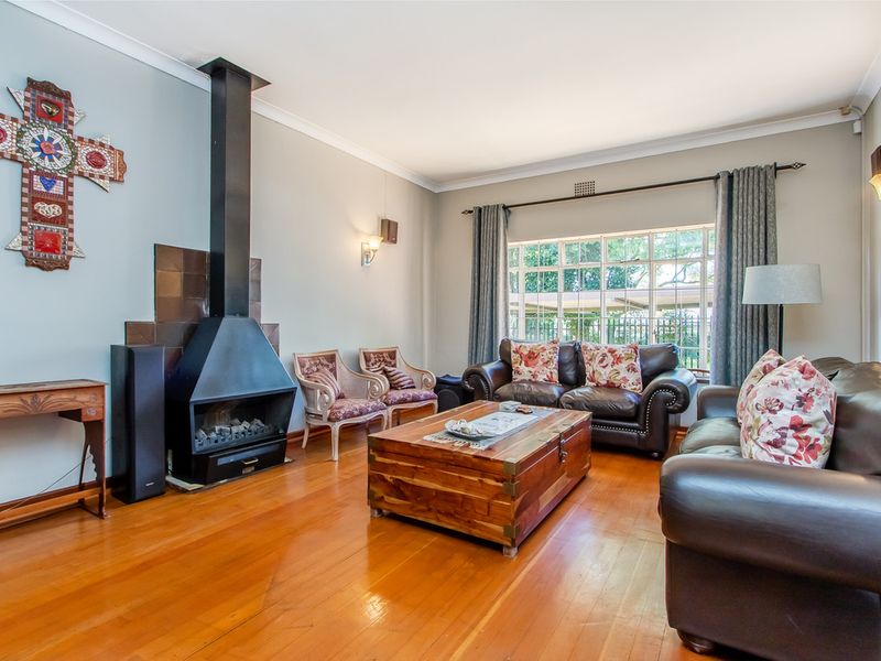 Warmth, Space & Versatile Living in One of Linden’s Finest Streets - Photo 4