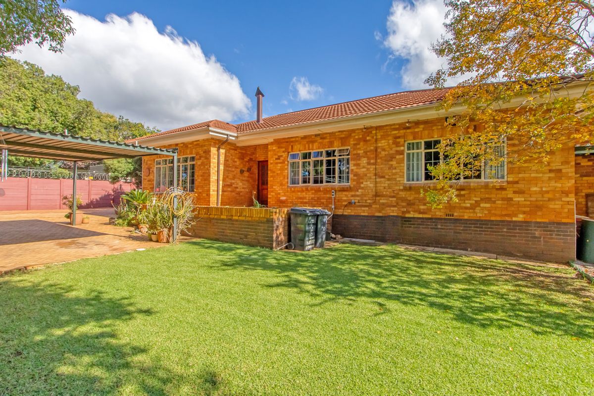 Warmth, Space & Versatile Living in One of Linden’s Finest Streets - Photo 2