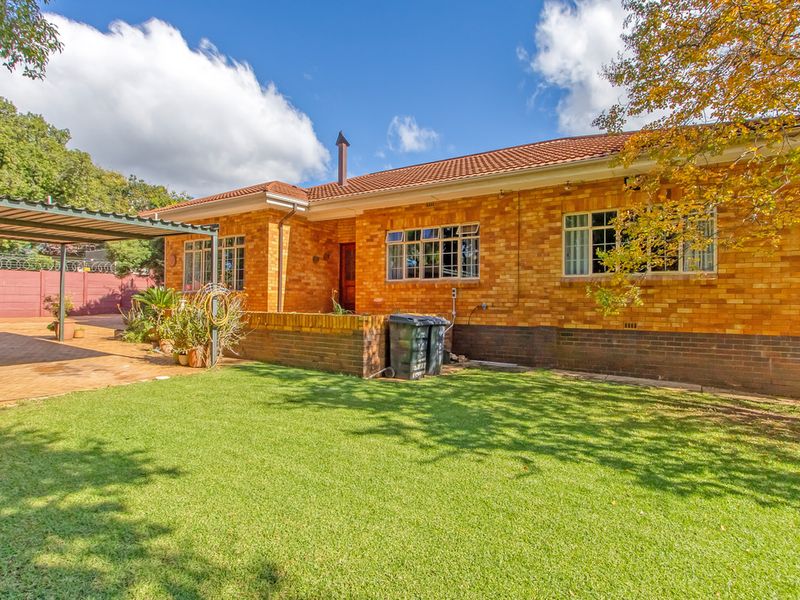 Warmth, Space & Versatile Living in One of Linden’s Finest Streets - Photo 2