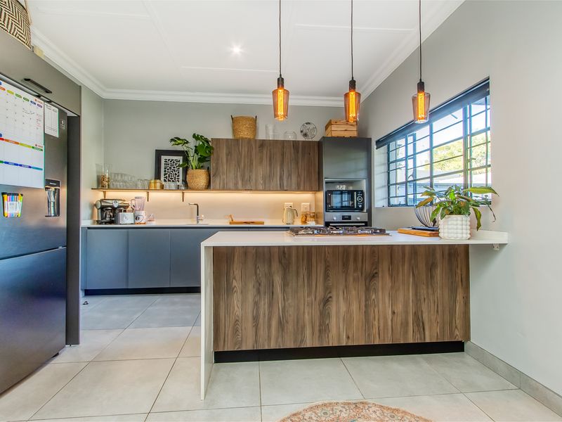 Renovated Modern Home To Let in the Heart of Linden - Photo 8