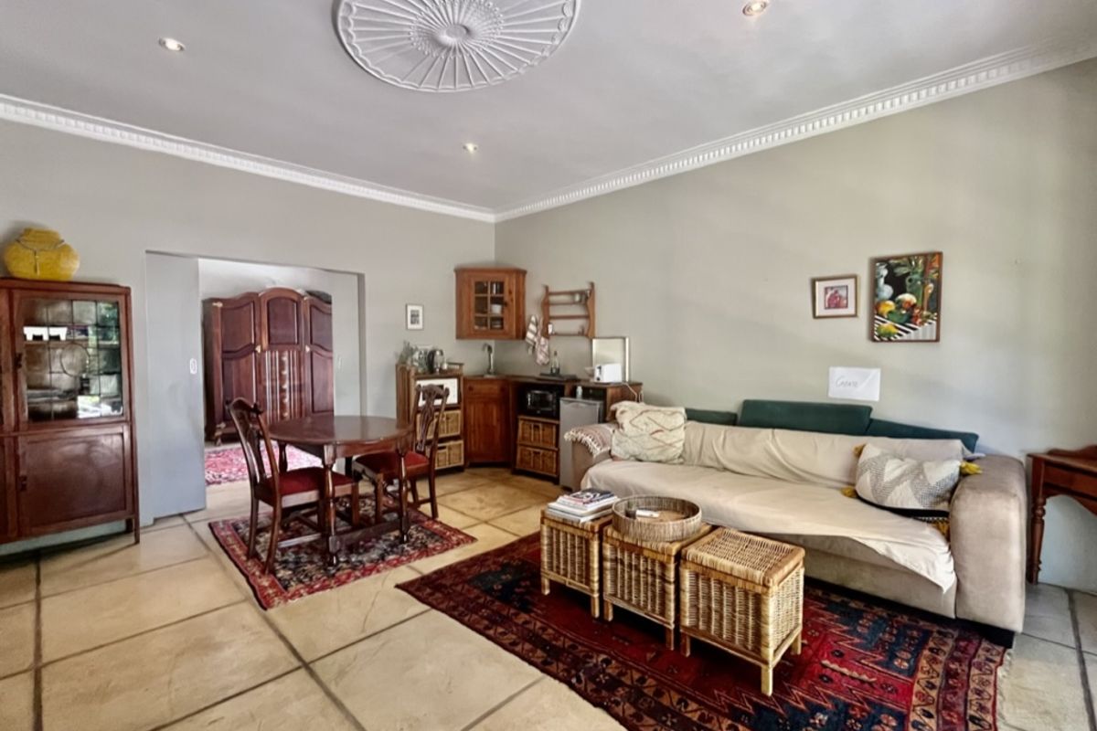 Beautiful Fully Furnished One-Bedroom Private Suite Available - Photo 4