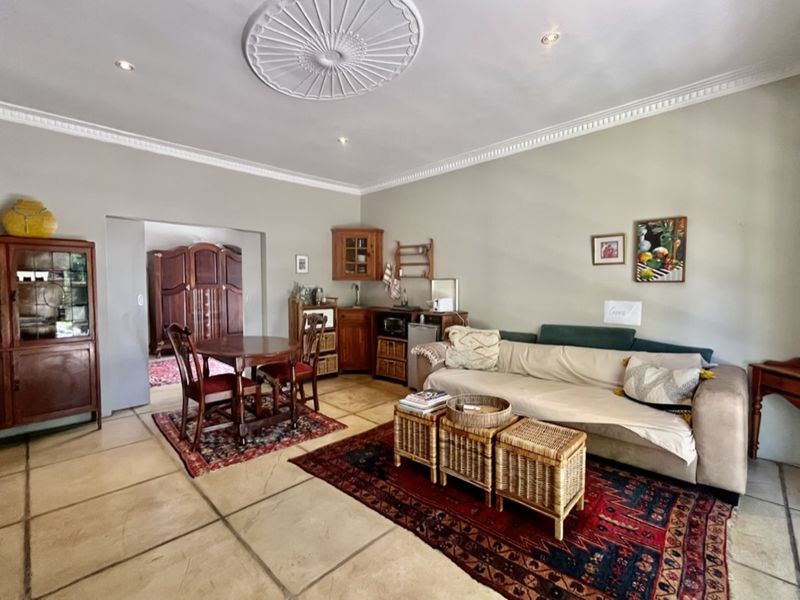 Beautiful Fully Furnished One-Bedroom Private Suite Available - Photo 4