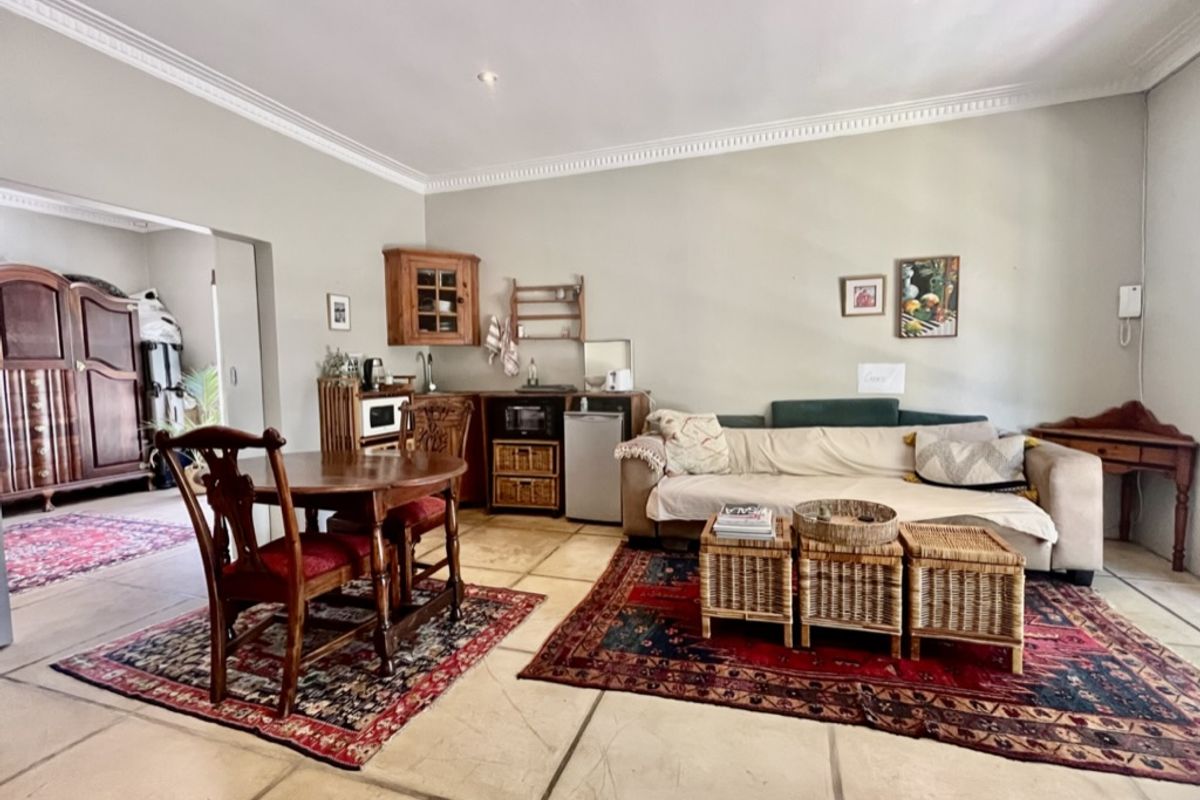 Beautiful Fully Furnished One-Bedroom Private Suite Available - Photo 5