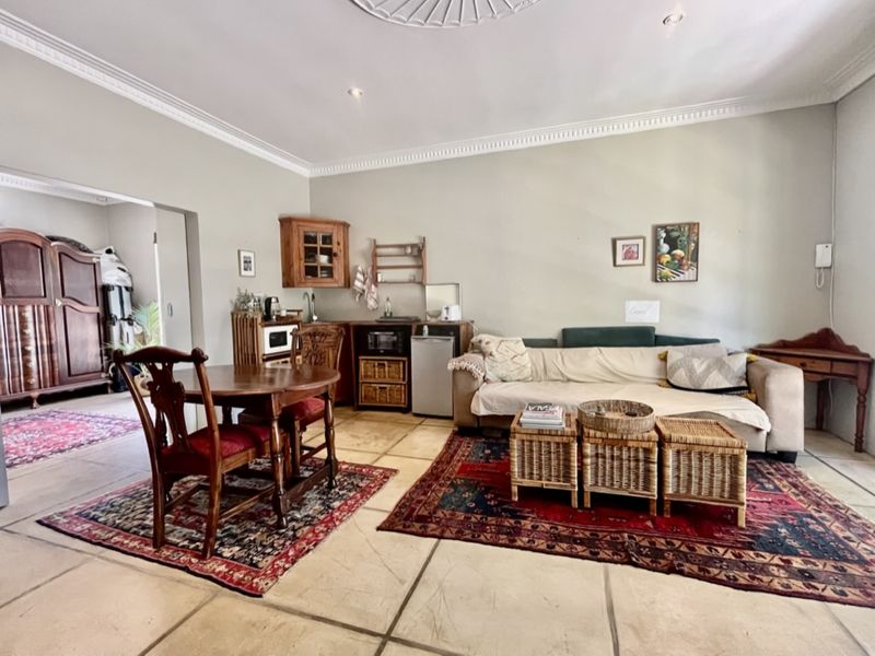 Beautiful Fully Furnished One-Bedroom Private Suite Available - Photo 5