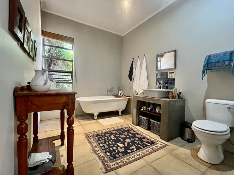 Beautiful Fully Furnished One-Bedroom Private Suite Available - Photo 9