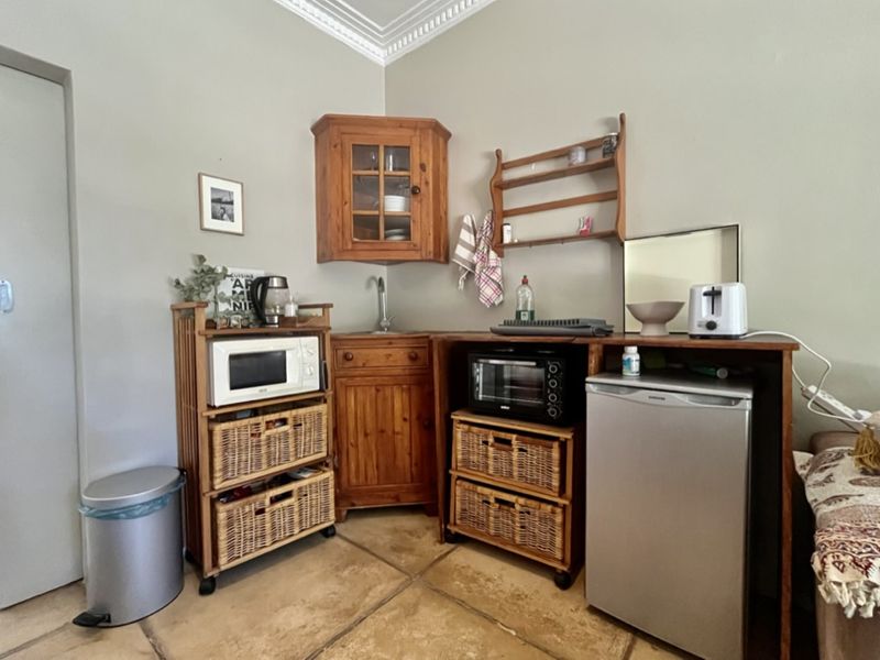 Beautiful Fully Furnished One-Bedroom Private Suite Available - Photo 6