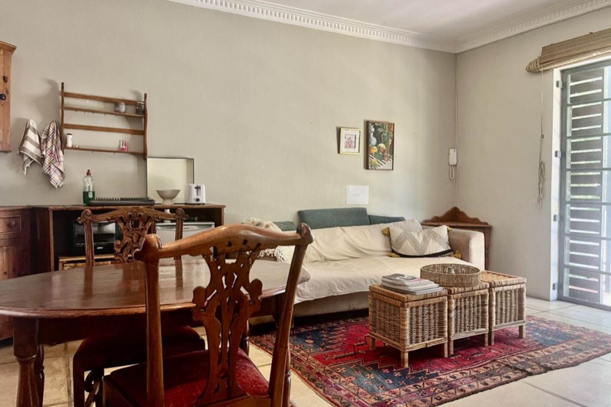 Beautiful Fully Furnished One-Bedroom Private Suite Available - Photo 3