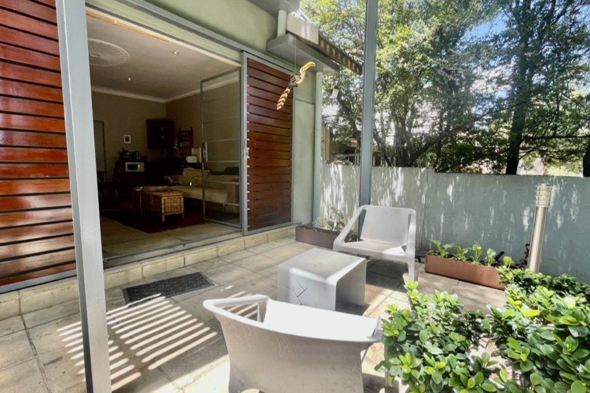 Beautiful Fully Furnished One-Bedroom Private Suite Available - Photo 2