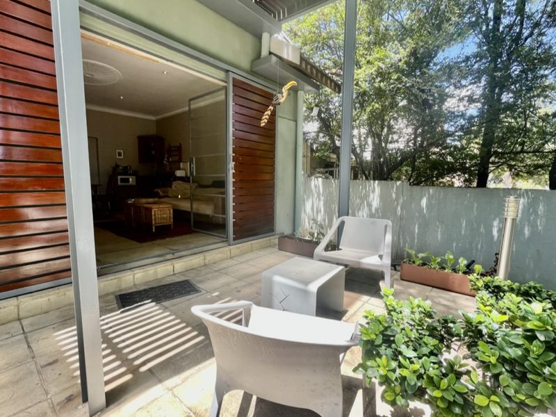 Beautiful Fully Furnished One-Bedroom Private Suite Available - Photo 2