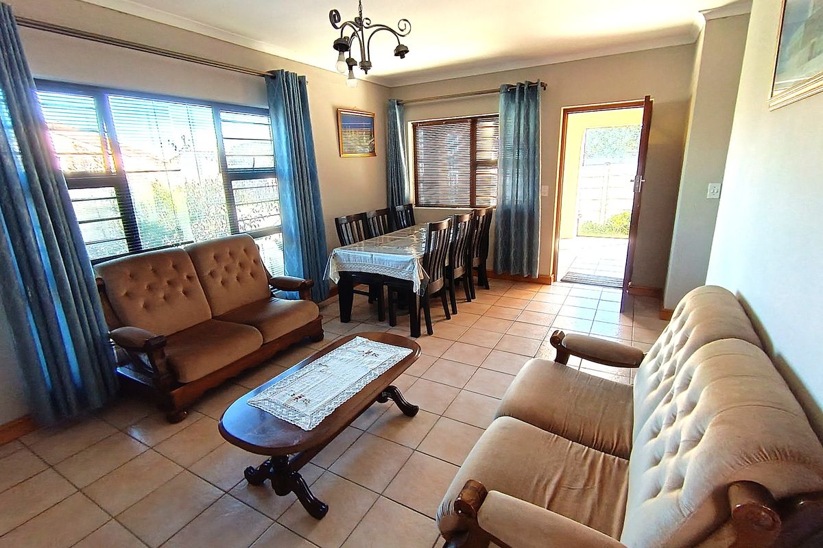 SPACIOUS 4-BEDROOM HOME IN SOUTHFORK, GORDON’S BAY AVAILABLE FOR IMMEDIATE OCCUPATION - Photo 2