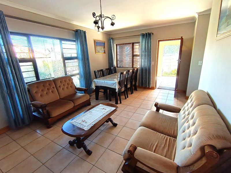SPACIOUS 4-BEDROOM HOME IN SOUTHFORK, GORDON’S BAY AVAILABLE FOR IMMEDIATE OCCUPATION - Photo 2