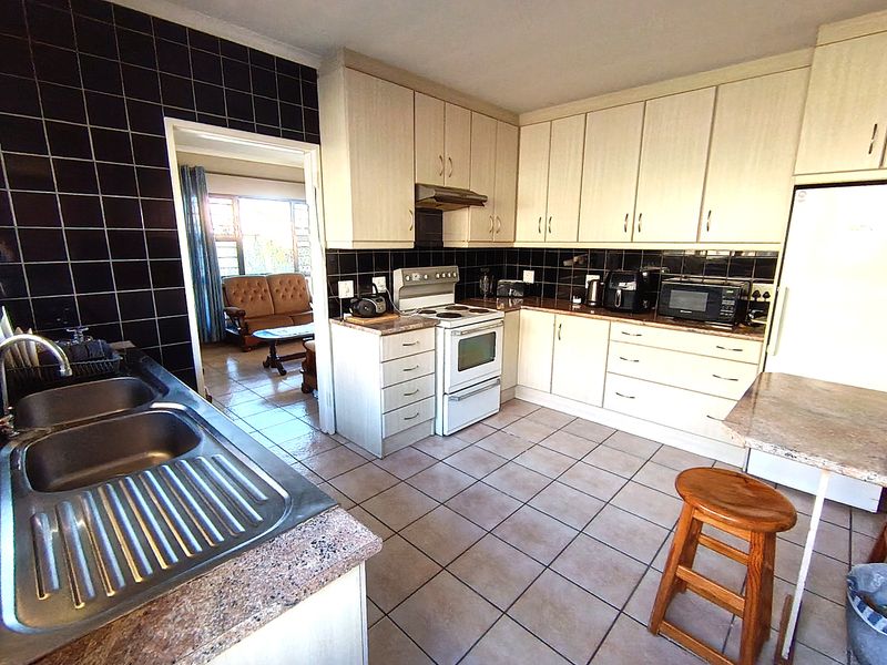 SPACIOUS 4-BEDROOM HOME IN SOUTHFORK, GORDON’S BAY AVAILABLE FOR IMMEDIATE OCCUPATION - Photo 7