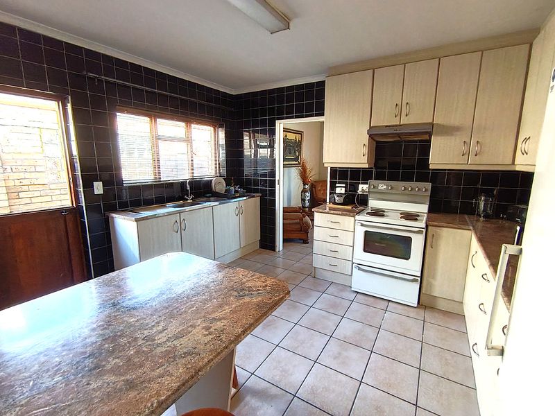 SPACIOUS 4-BEDROOM HOME IN SOUTHFORK, GORDON’S BAY AVAILABLE FOR IMMEDIATE OCCUPATION - Photo 5