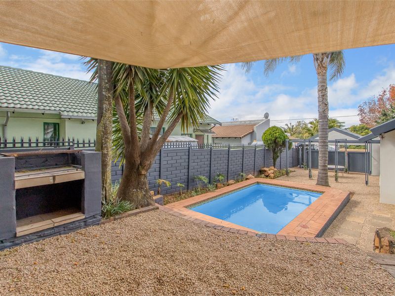 Beautifully Renovated Family Home on the Ridge in Greymont - Photo 10