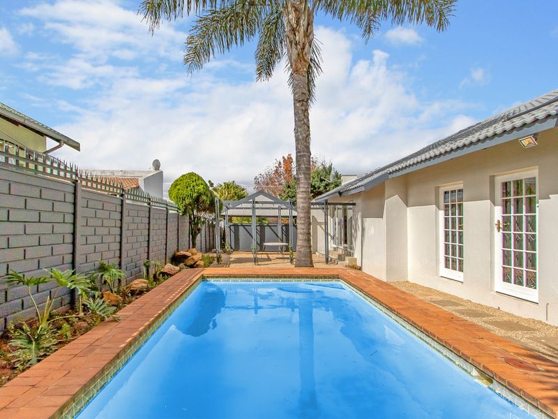 Beautifully Renovated Family Home on the Ridge in Greymont - Photo 8