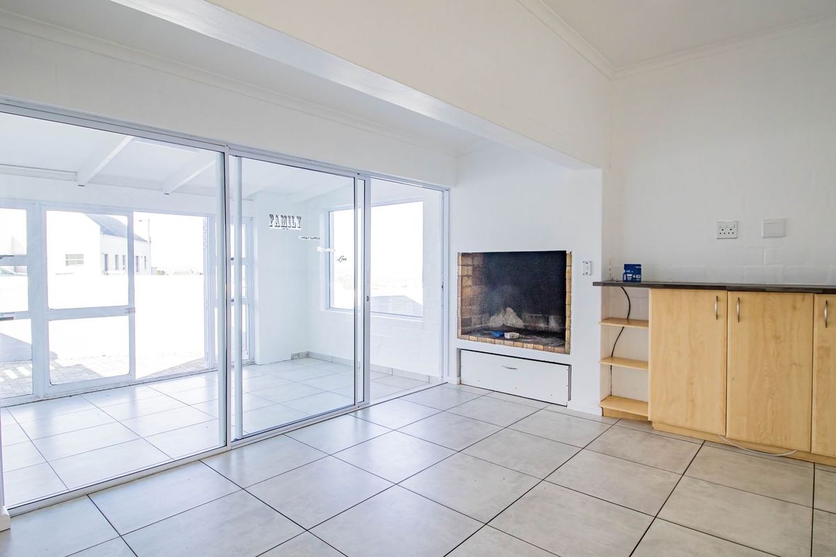 Price to Sell Quickly – 3 Bedroom Home with Private Flatlet - Bordering a Peaceful Greenbelt - Photo 5