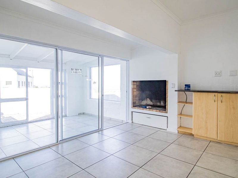 Price to Sell Quickly – 3 Bedroom Home with Private Flatlet - Bordering a Peaceful Greenbelt - Photo 5