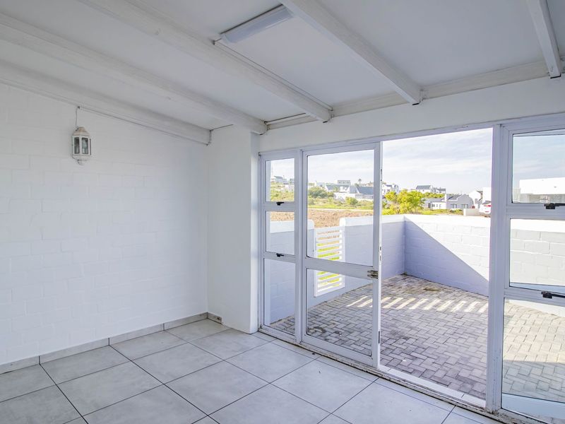Price to Sell Quickly – 3 Bedroom Home with Private Flatlet - Bordering a Peaceful Greenbelt - Photo 7