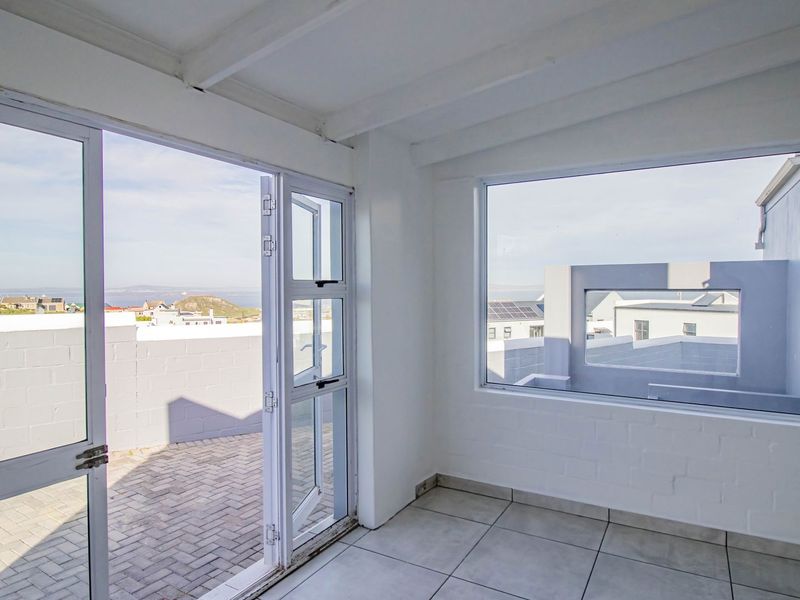 Price to Sell Quickly – 3 Bedroom Home with Private Flatlet - Bordering a Peaceful Greenbelt - Photo 8