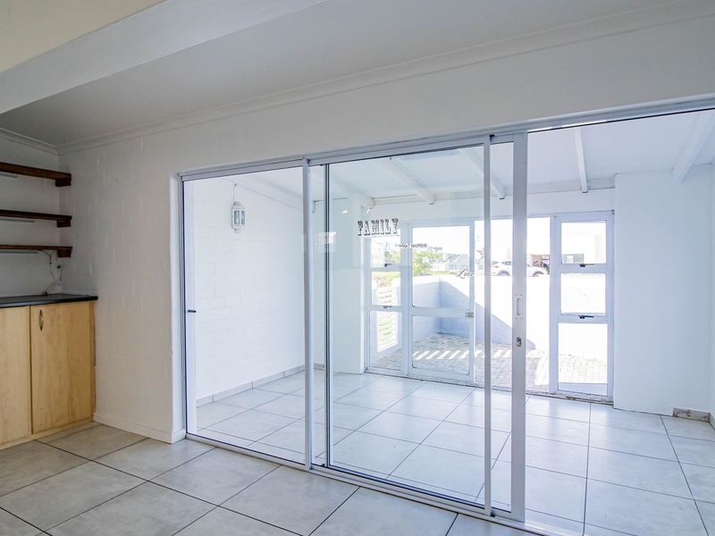 Price to Sell Quickly – 3 Bedroom Home with Private Flatlet - Bordering a Peaceful Greenbelt - Photo 6