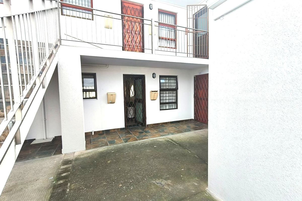 Beautifully Renovated Ground Floor Apartment in a Secure and Well-Maintained Complex - Photo 2