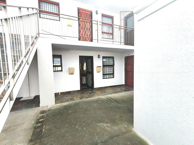 Beautifully Renovated Ground Floor Apartment in a Secure and Well-Maintained Complex - Photo 2