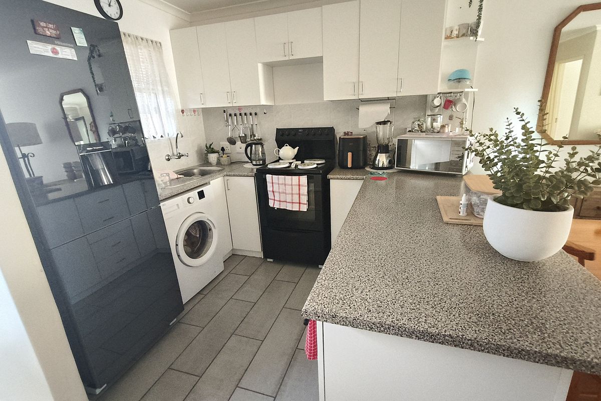 Beautifully Renovated Ground Floor Apartment in a Secure and Well-Maintained Complex - Photo 5
