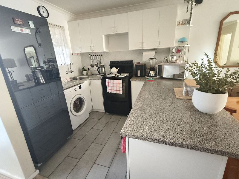 Beautifully Renovated Ground Floor Apartment in a Secure and Well-Maintained Complex - Photo 5