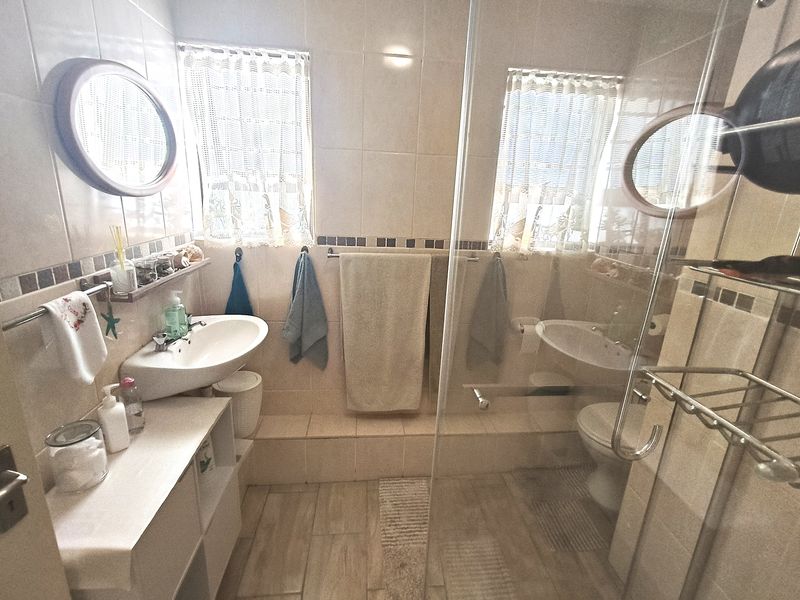 Beautifully Renovated Ground Floor Apartment in a Secure and Well-Maintained Complex - Photo 10