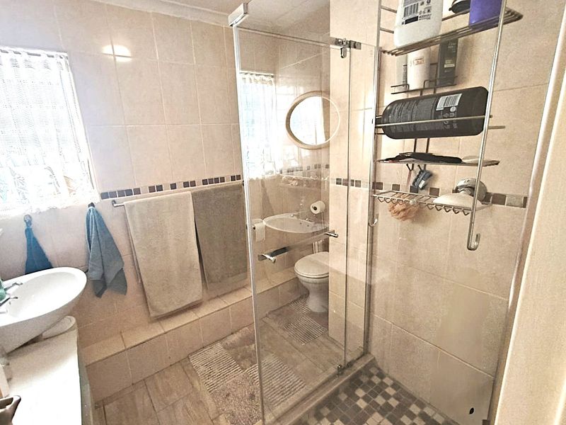 Beautifully Renovated Ground Floor Apartment in a Secure and Well-Maintained Complex - Photo 9