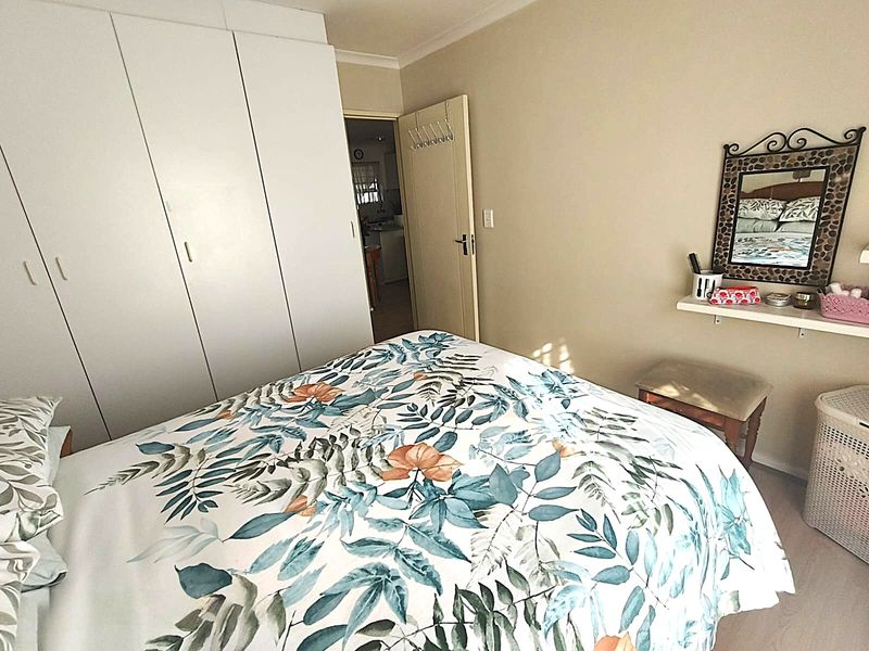 Beautifully Renovated Ground Floor Apartment in a Secure and Well-Maintained Complex - Photo 8