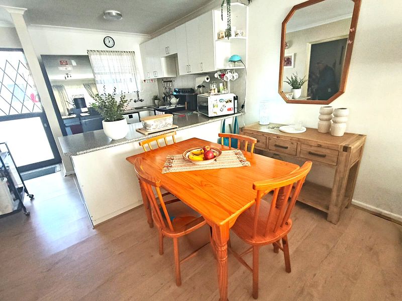Beautifully Renovated Ground Floor Apartment in a Secure and Well-Maintained Complex - Photo 6