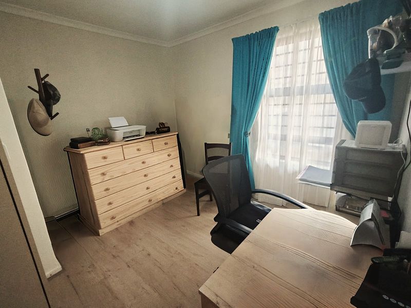Beautifully Renovated Ground Floor Apartment in a Secure and Well-Maintained Complex - Photo 10