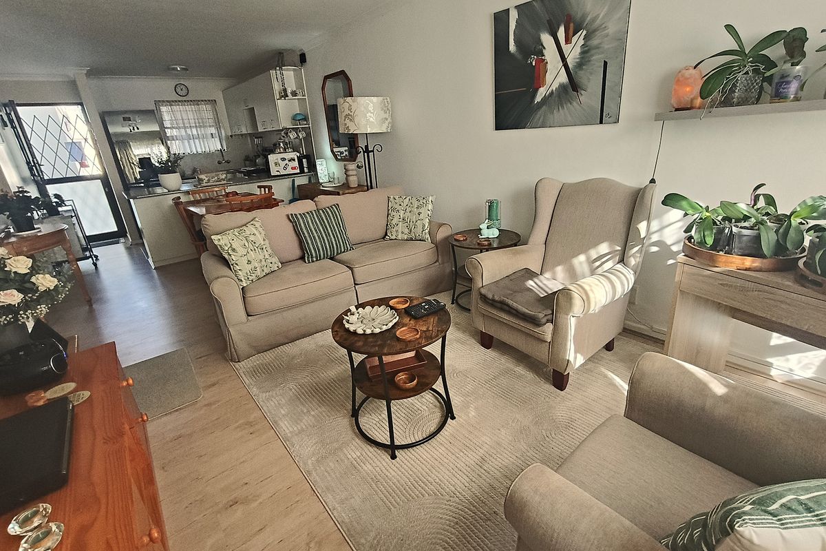 Beautifully Renovated Ground Floor Apartment in a Secure and Well-Maintained Complex - Photo 4