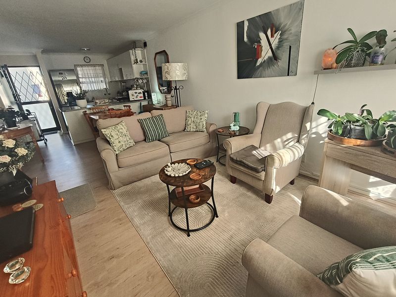 Beautifully Renovated Ground Floor Apartment in a Secure and Well-Maintained Complex - Photo 4